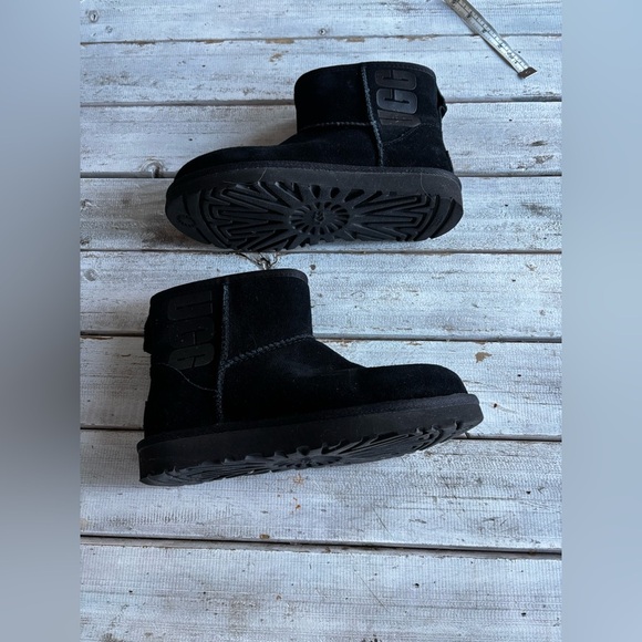 Ugg | kids | class mini boot | plush lining  | black | branded | suede | 5 - Picture 8 of 11